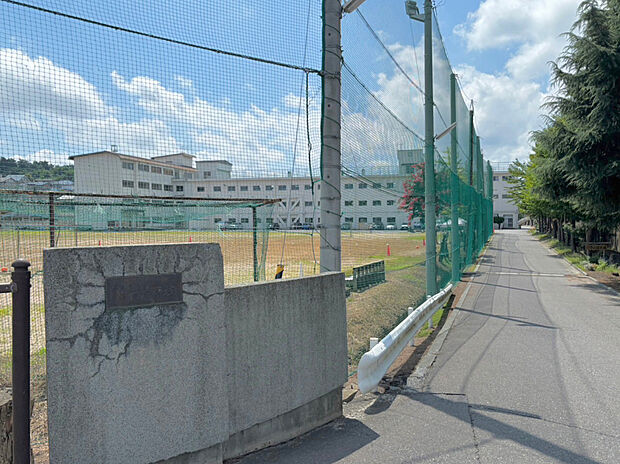 第一中学校（約1,000m）