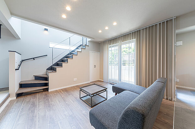 【【リビング】】窓が多く採光・通風良好のリビングルーム。階段上部には、開放感とゆとりを演出する吹抜けもござます。