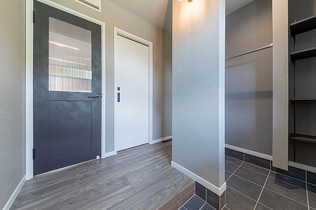 【【玄関】】帰宅時の動線をスムーズにする、通り抜けシューズクロークを完備しています。家族全員の靴はもちろん、アウターやアウトドアアイテムもたっぷり収納でき、玄関をいつでもすっきり保てます。