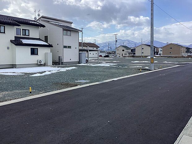 【【現地写真】】前面道路は幅員約6mと広く開放感がございます。お車でのすれ違いや駐車もスムーズですね。
(2026年3月撮影)