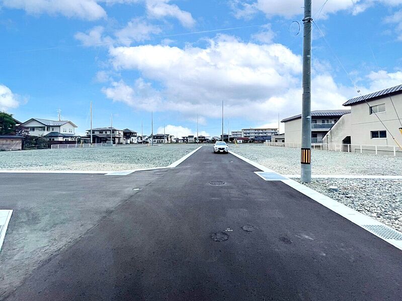 【現地写真】
主にここに住む方が通る道路ですので、防犯面でも心強く小さなお子様との外出も安心ですね。
【2024年9月撮影】