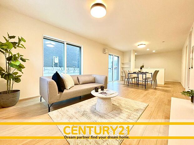 ※家具・CG加工はイメージです。販売価格等には含まれません。
■■憩いのリビング■■
リビングとダイニングの空間機能を活かし、巧みに使い分ける発想が、ライフスタイルに新しいゆとりをもたらします。