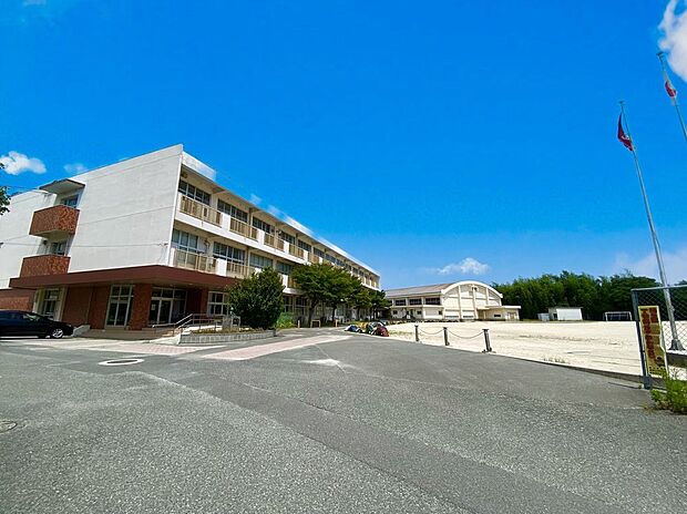 飯塚市立飯塚東小学校（約1,300m）