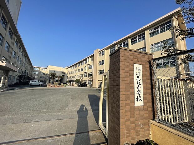 福岡市立三筑中学校(約653m)