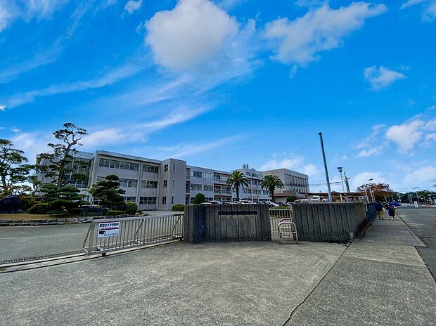 粕屋町立粕屋東中学校(約850m)