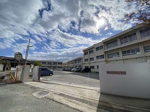 粕屋町立仲原小学校（約700m）