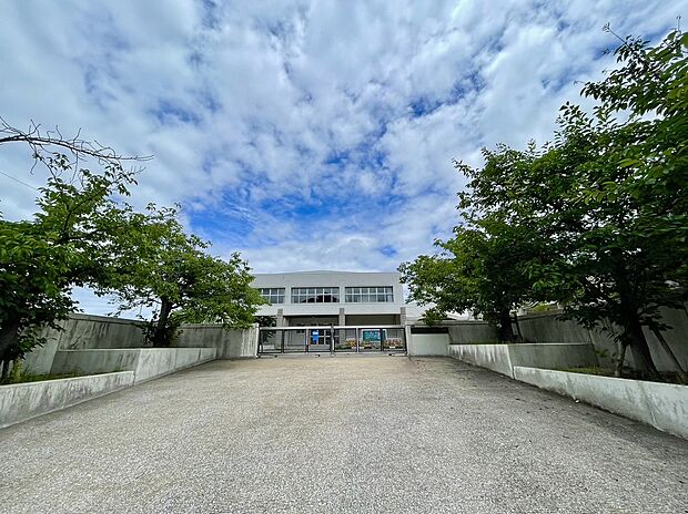 那珂川市立安徳南小学校(約972m)