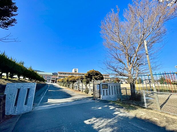 鳥栖市立麓小学校 (約2,087m)