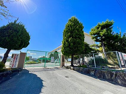 福岡市立飯倉小学校  842m