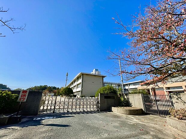 春日市立春日南小学校(約1,408m)