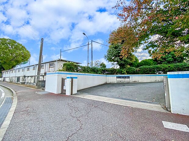 須恵町立須恵中学校(約1,400m)