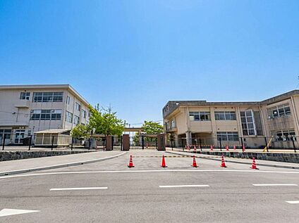 上峰町立上峰小学校 864m