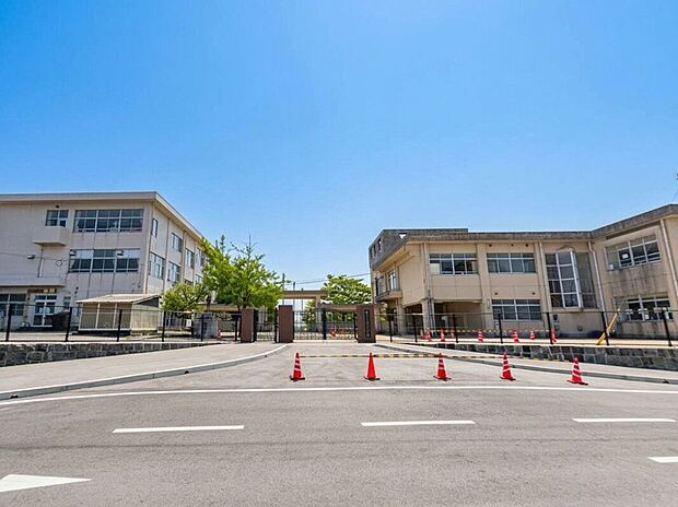 上峰町立上峰小学校(約864m)