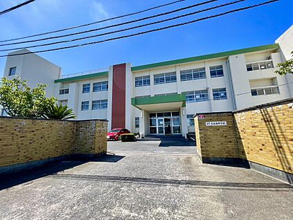 水巻町立水巻南中学校 585m