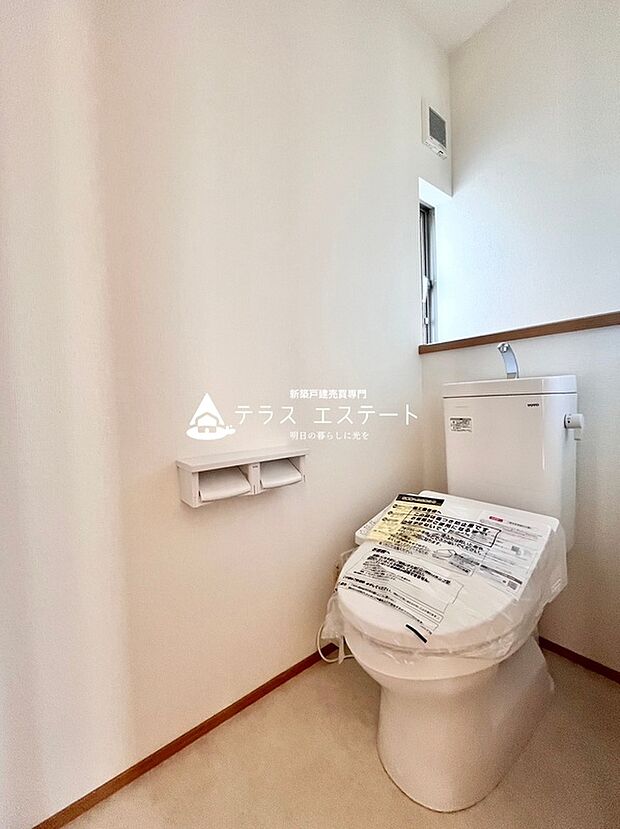 【トイレ　※1号棟】白を基調で清潔な空間ですね。毎日使う場所だからこそお手入れも楽々にできる機能が搭載されています。