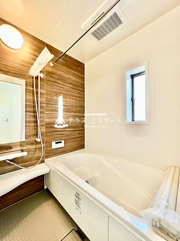 【浴室】快適な半身浴のためのベンチスペースが節水にも繋がりますね。また、シャワーを置く場所はお好みの高さに変えることができます。※写真は同一タイプもしくは同一仕様です。
