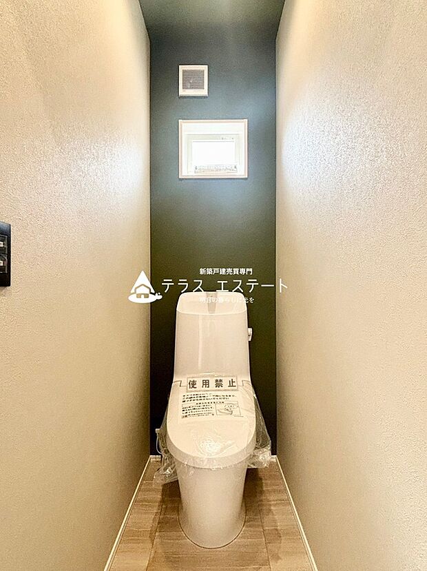 【トイレ】プライバシーに配慮した場所に小窓のついてトイレになります。