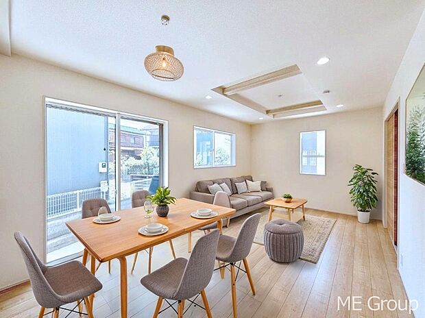 ご家族の賑やかな話し声で包まれる明るいリビング ※家具はCGです