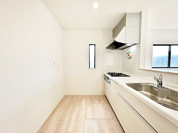 爽やかな風が通り抜けるキッチン。窓があるので明るく換気にも役立ちます。