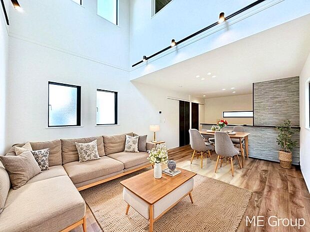 空間を演出する吹き抜けを採用。居心地の良さにこだわったリビング。※家具はCGです