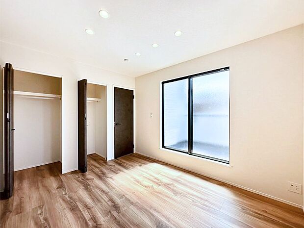 明るいバルコニーサイドに洋室を設置。目覚めの良い寝室に。 