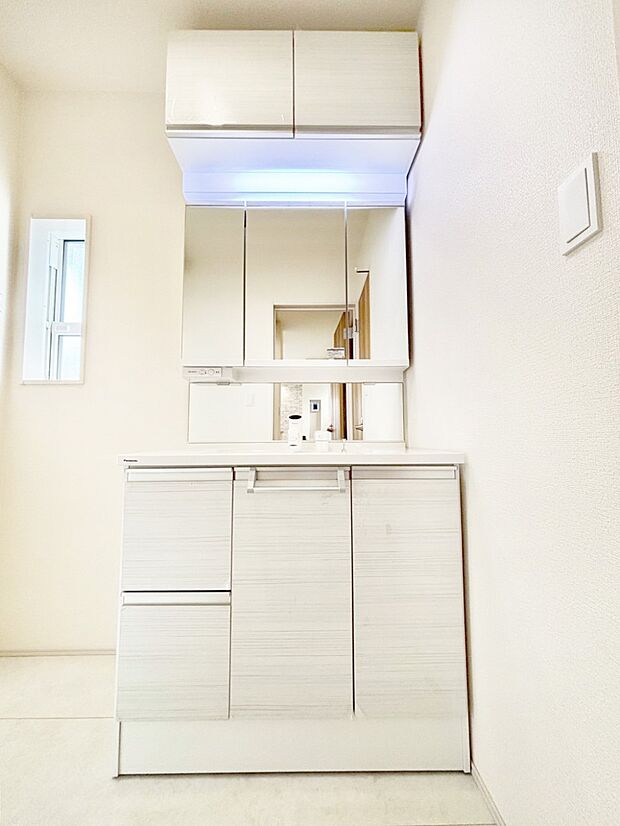 スタイリングに便利な三面鏡、ミラーキャビネットで細かい物スッキリ