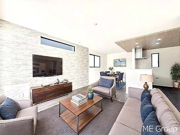 ご家族の賑やかな話し声で包まれる明るいリビング  ※家具はCGです