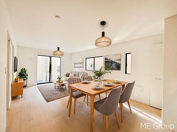 ご家族の賑やかな話し声で包まれる明るいリビング  ※家具はCGです