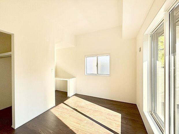 バルコニーが開放感をプラスしてくれる洋室  