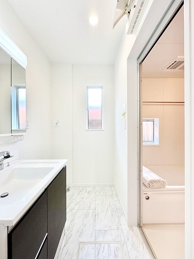 身支度もスムーズにおこなえる脱衣場。