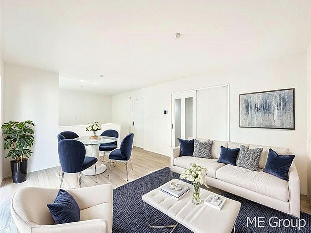 ご家族の賑やかな話し声で包まれる明るいリビング  ※家具はCGです