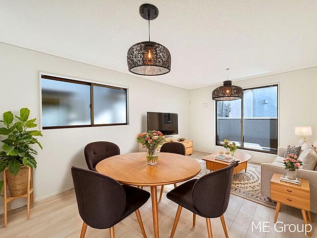 ご家族の賑やかな話し声で包まれる明るいリビング  ※家具はCGです