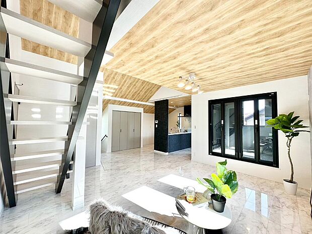 ご家族の賑やかな話し声で包まれる明るいリビング 