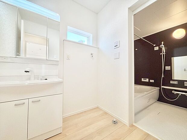 柔らかな朝の光を感じられる窓がついた洗面室