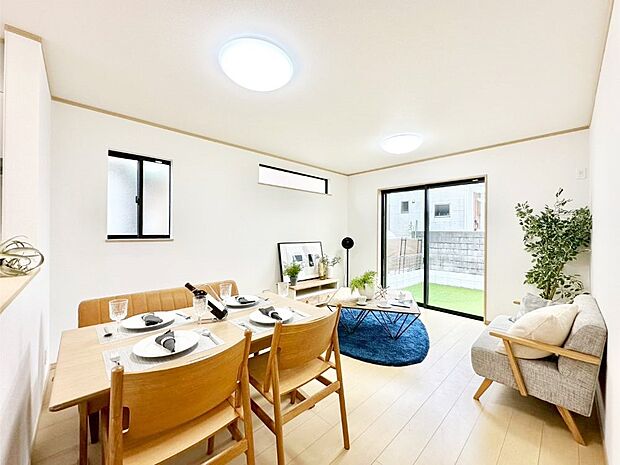 大きな窓からたっぷりの陽光と風を感じられるリビング