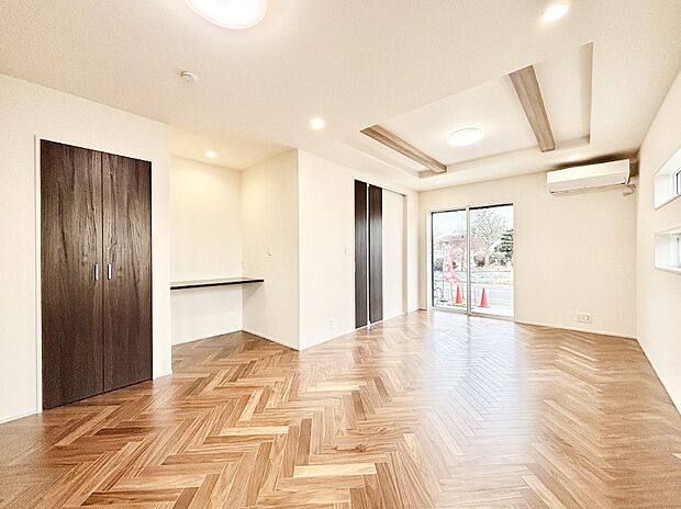 折り上げ天井はは立体的な奥行きがあるので、天井が広く見えて開放的な空間を演出できます。  