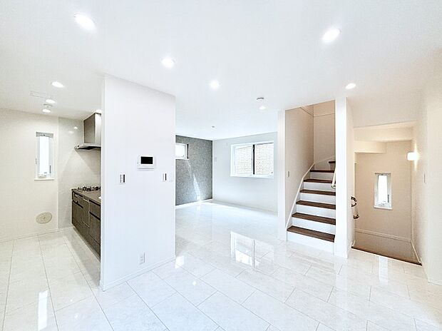 明るい2階リビング!外からの視線をシャットアウトして家族のプライバシーを守ります。