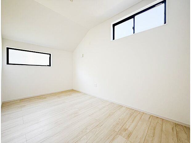 【洋室】2面採光を確保した明るい空間。家族みんなが快適な暮らしを実現する設計です。