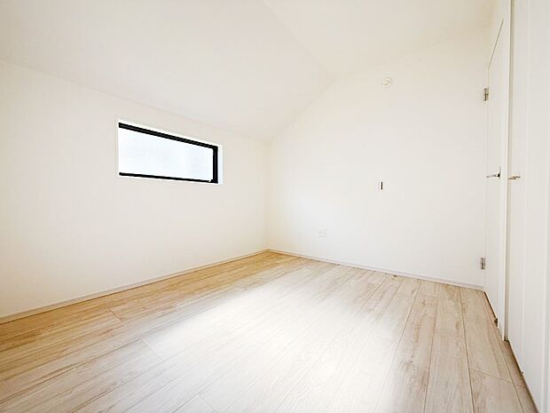 【洋室】やさしい光がさしこむ居室はしっかり収納付き