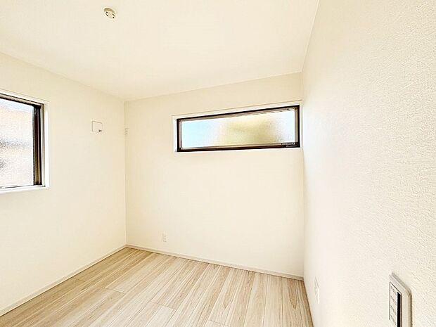 【子供部屋】窓からのやさしい光が心地よいプライベートルーム