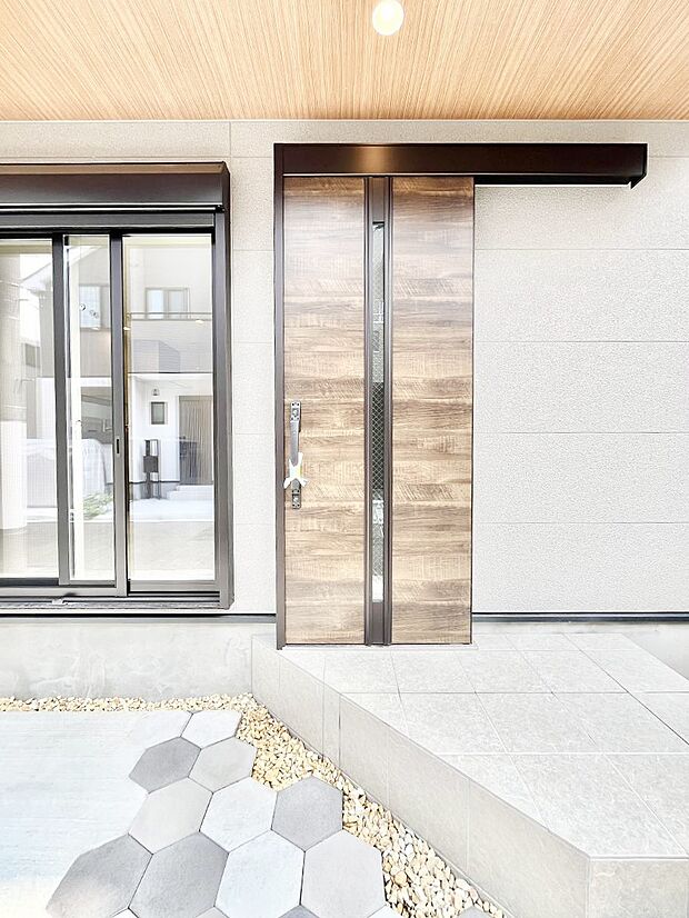 【玄関】大切な家族、来客を出迎える玄関。