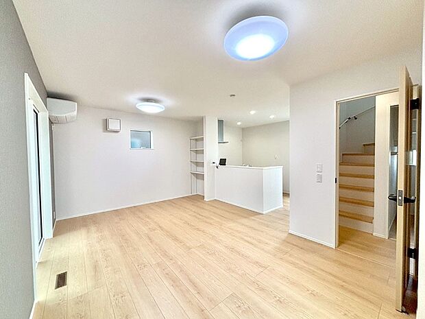 【リビングダイニング】落ち着いた雰囲気のＬＤＫは家族みんなの快適空間  