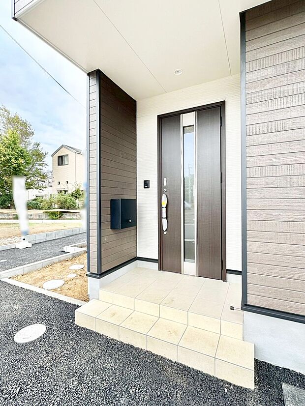 【玄関】玄関前は雨が降っても濡れにくい屋根付き