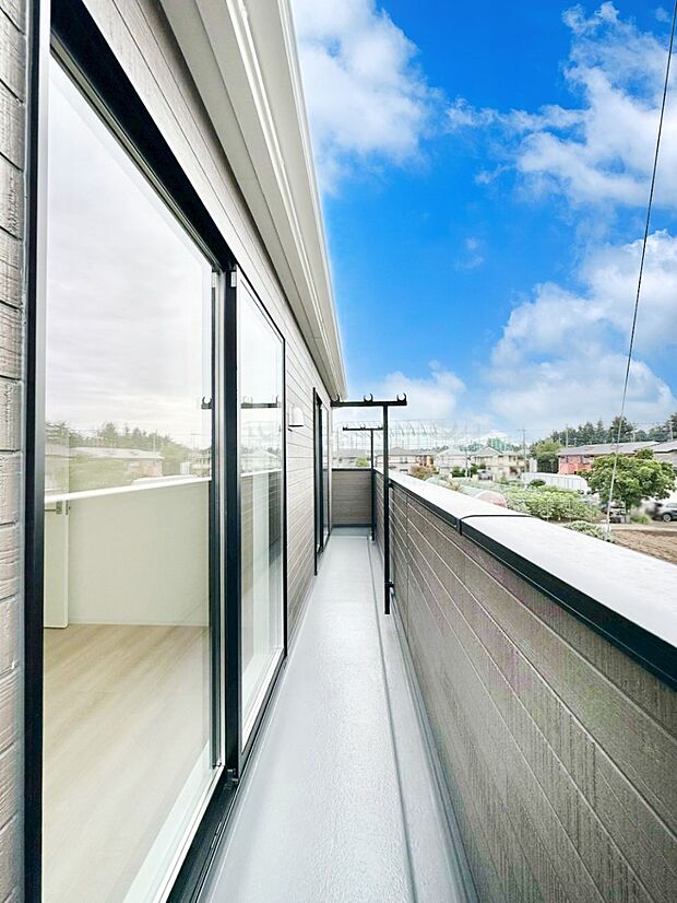 【バルコニー】2部屋にまたがる広いバルコニー。晴れた日には洗濯物も気持ちよく干せそうですね。