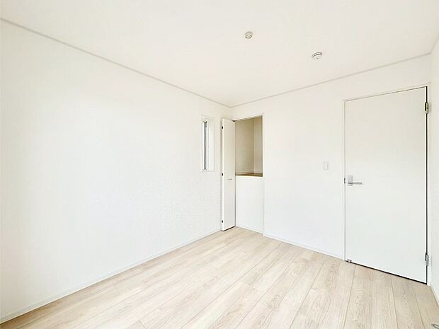 【洋室】ナチュラルなフローリングはどんなインテリアにもマッチ。