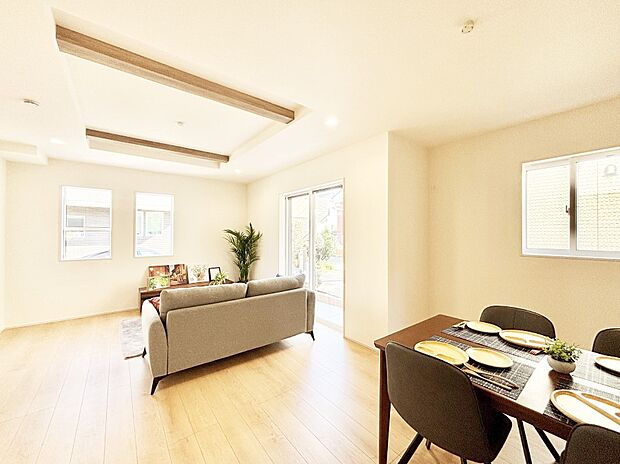 【リビングダイニング】大きな窓からたっぷりの陽光と風を感じられるリビング