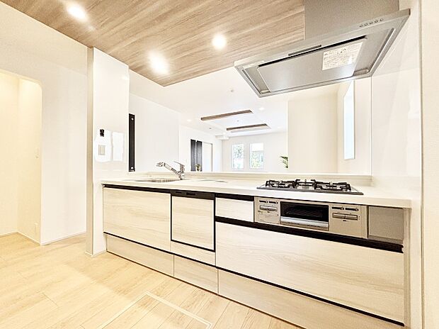 【ダイニングキッチン】料理をしながらご家族との会話を楽しめる対面カウンターキッチン