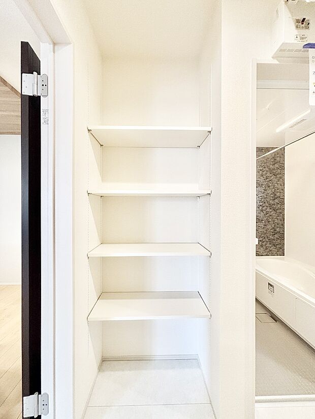 【その他設備(収納)】可動棚付き洗面室収納