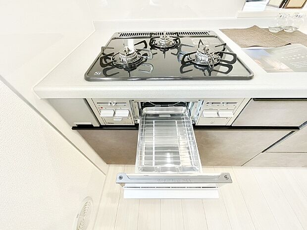 【その他設備(三ツ口コンロ)】三口ガスコンロでお料理が一気にはかどりそう。  