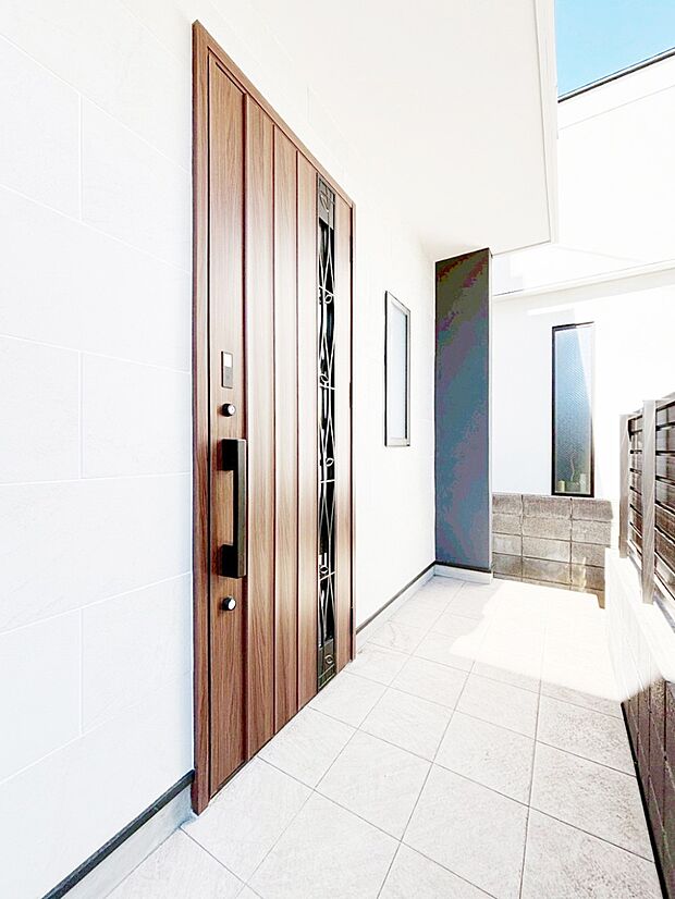 【玄関】玄関前は雨が降っても濡れにくい屋根付き